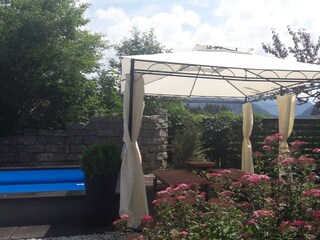 Außenansicht Sommer, Pool, Terasse 1