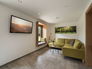 Couch mit Lesefenster und großem Flat TV