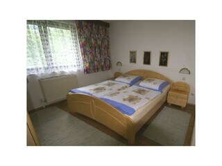 Wohnung B - Schlafzimmer-Doppelbett
