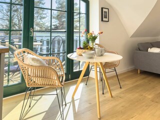 Tisch und Stühle