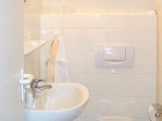 Blick ins Bad mit Dusche