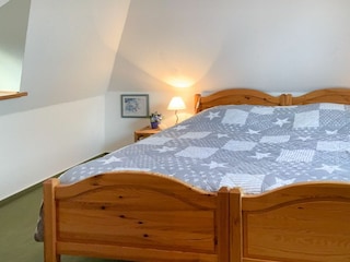 Blick ins Schlafzimmer mit Doppelbett