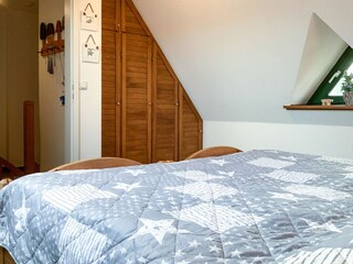 Blick ins Schlafzimmer mit Doppelbett