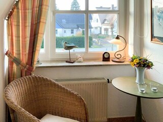 Leseecke mit Blick in den Garten