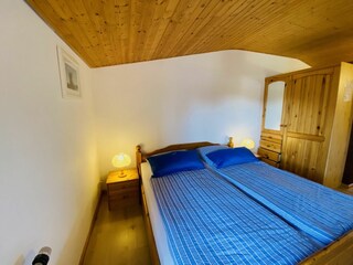 Schlafzimmer mit Doppelbett