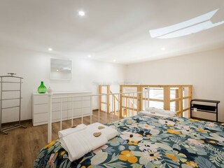 Schlafzimmer mit Ehebett im oberen Bereich