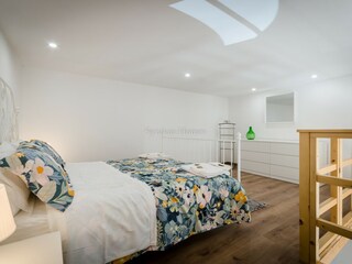 Schlafzimmer mit Ehebett im oberen Bereich