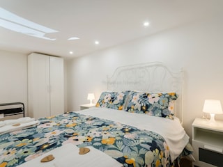Schlafzimmer mit Ehebett im oberen Bereich