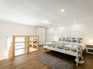 Schlafzimmer mit Ehebett im oberen Bereich