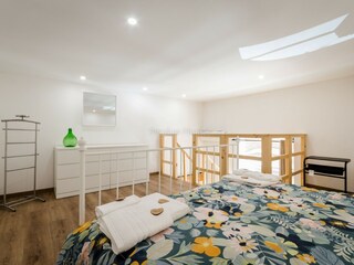 Schlafzimmer mit Ehebett im oberen Bereich