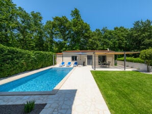 Villa Lakora hermosa con piscina en Poreč - Ladrovici - image1