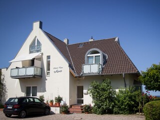 Rückseite Dünen-Haus mit Parkplatz
