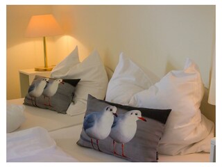 Bett mit Möwenkissen