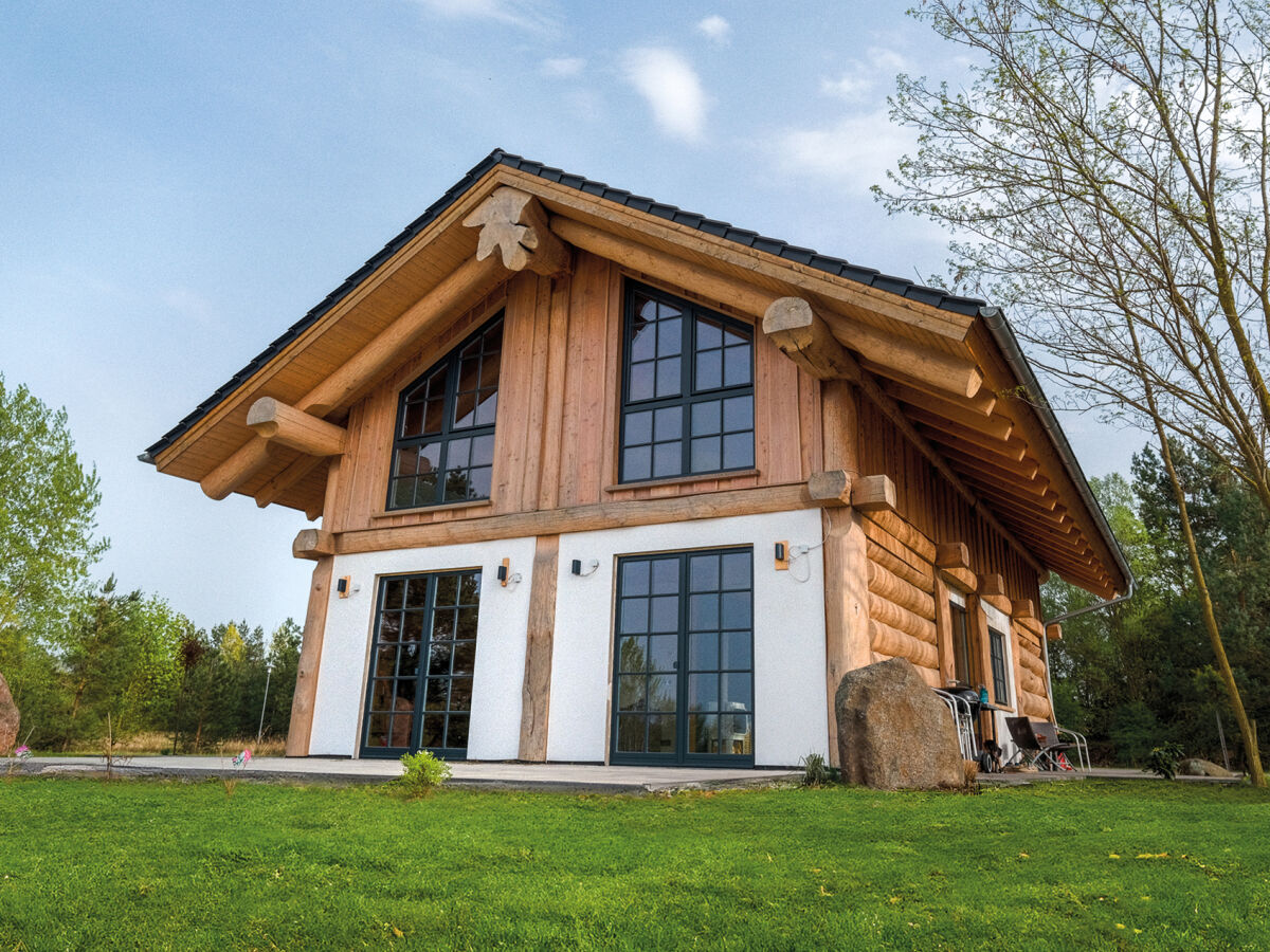 Ferienhaus Vorderansicht mit Terrasse