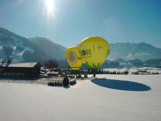 Ballonflieger landen vor dem Haus