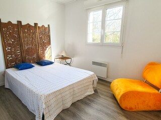 Schlafzimmer mit Doppelbett