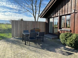 Schöne Außenterrasse mit Blick über Felder