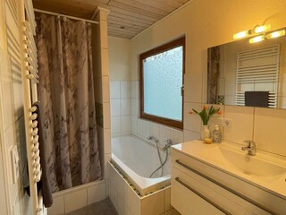 Großes Badezimmer mit Dusche und Badewanne