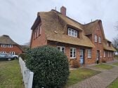 Das reetgedeckte Haus von außen. Die Ferienwohnung[...]