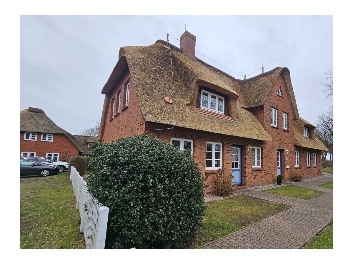 Das reetgedeckte Haus von außen. Die Ferienwohnung[...]