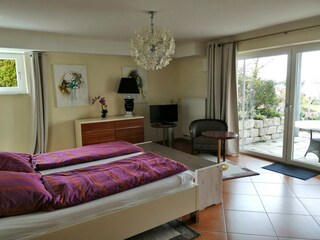 Schlafzimmer mit Seeblick
