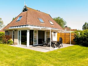 Holiday park Comfortable bungalow with massage shower, within nature - Eernewoude - image1