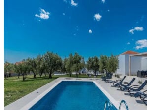 Luxurious villa Bright with pool - Galovac - image1