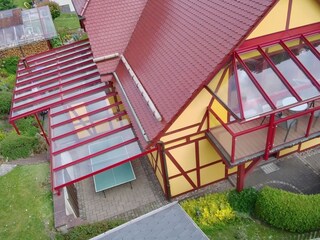 Blick zum überdachten Tischtennisplatz