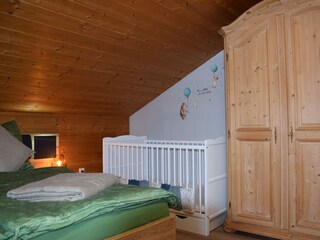 Schlafzimmer 2 (2. Stock) mit Babybett