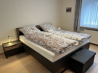 Doppelbett mit Matrazen Stärke H3 und H4