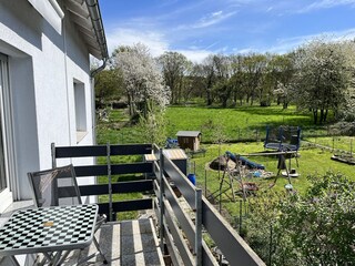 Balkon mit Blickrichtung Wald