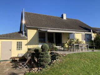 Blick vom Garten auf die Sonnenterrasse