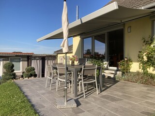 Seitlicher Blick von der Terrasse in Richtung Lounge