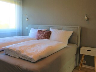 Schlafzimmer mit Boxspringbett (1,80m)