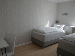 Schlafzimmer mit 2 einzelnen Boxspringbetten