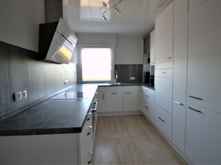 Einbauküche mit Induktionskochfeld und Backofen