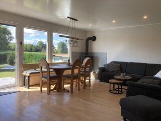 Wohnzimmer mit Ausgang zur Terrasse