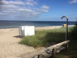 Strand mit Umkleide und Dusche (kurtaxefrei)