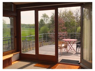 Blick auf Balkon und Landschaft