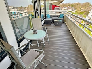 Großer Balkon mit Essplatz & Lounge