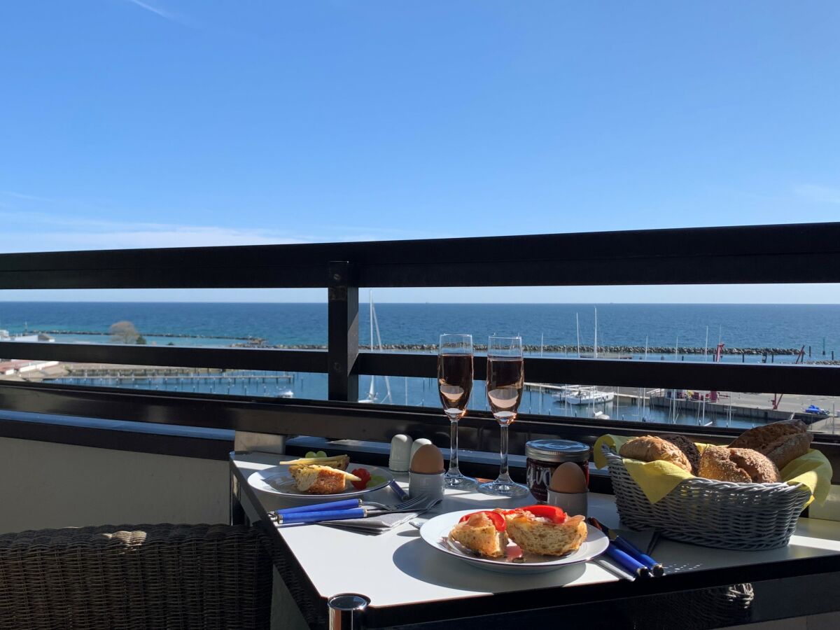 Frühstückszeit auf dem Balkon mit Sonne am Morgen