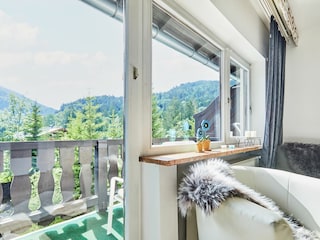 Blick zum Balkon und den Bergen