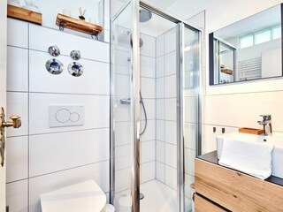 Modernes Bad mit Dusche und WC