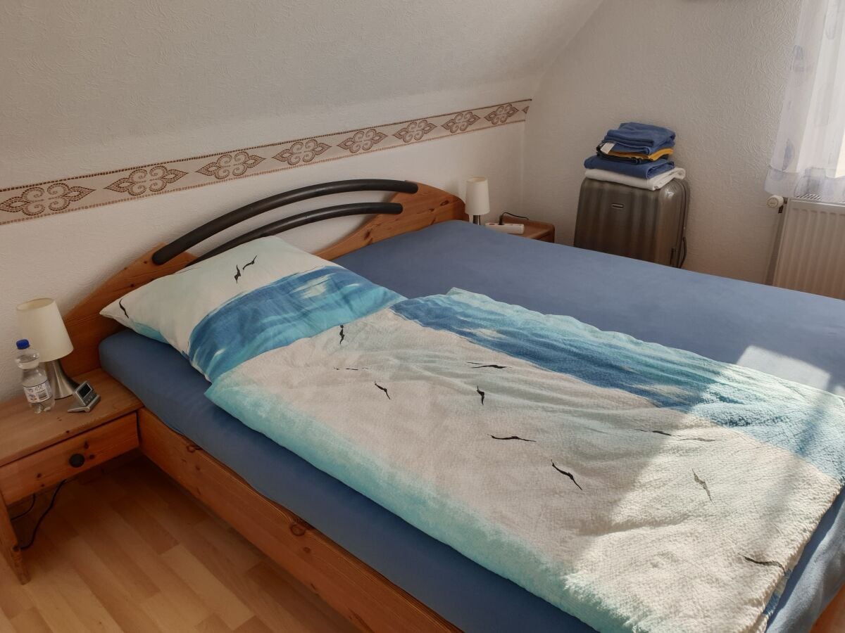 2. Schlafzimmer mit Blick in den Garten