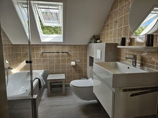 ...Bad mit Dusche u. Badewanne...