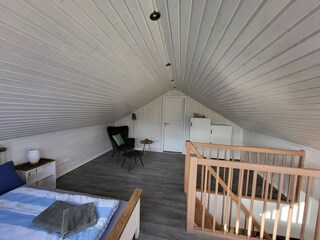 Schlafzimmer mit Leseecke im Obergeschoss