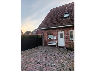 Außenbereich vorne / Parkplätze