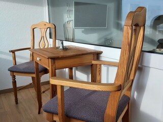 kleiner verglaster Balkon mit Schiebefenster