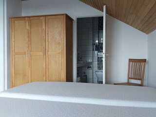 vom Schlafzimmer ins Bad