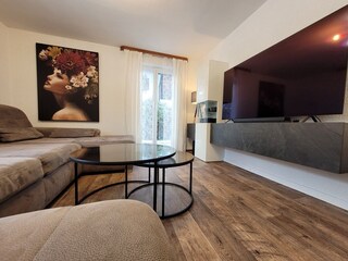 Wohnzimmer im EG mit Zugang zur Terrasse